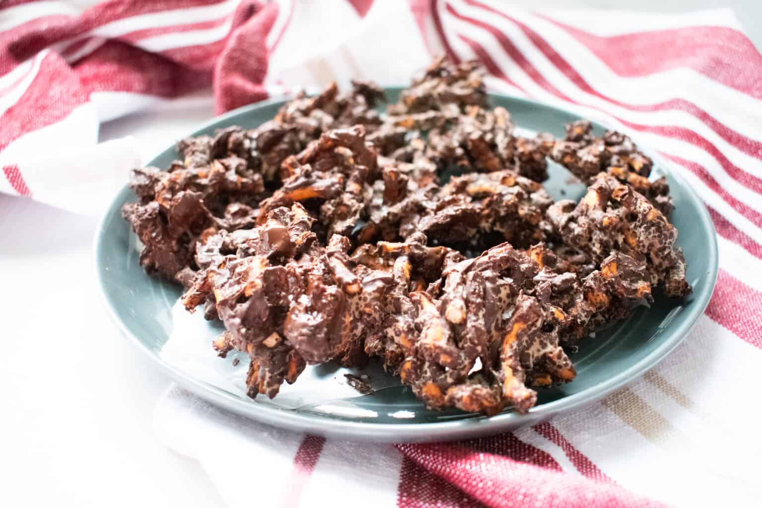 Dark Chocolate & Sea Salt Pretzel Clusters Bite your Cravings